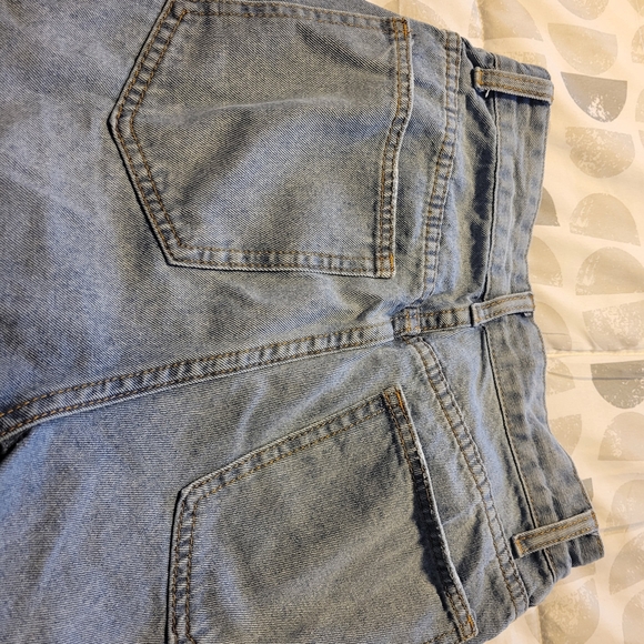 Light Wash Distressed Ripped Jeans - Picture 5 of 5